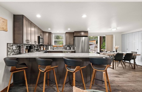 Paradise Estates Cabine | Family Cabin: WiFi-Hot Tub-Game Room-Guest Suite