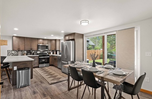 Paradise Estates Cabine | Family Cabin: WiFi-Hot Tub-Game Room-Guest Suite