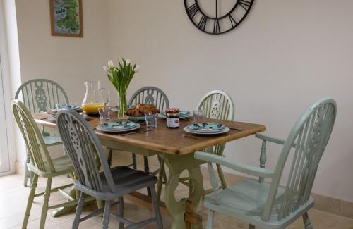 Llandovery Maison | Family Country Cottage with Stunning Mountain View sleeps 12