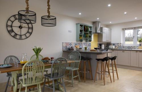 Llandovery Maison | Family Country Cottage with Stunning Mountain View sleeps 12