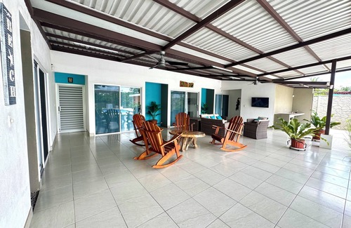 Parrita Maison | Family-Friendly 4BR Oasis with A/C & Pool near Playa Bandera