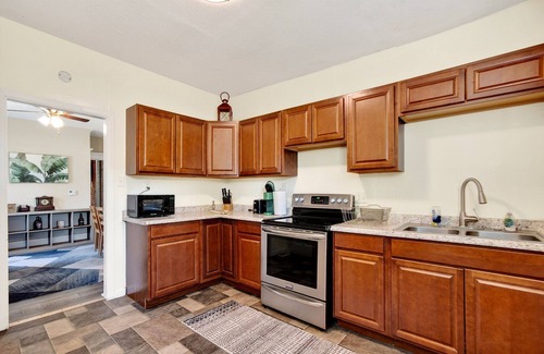 West Columbus Maison | Family Escape w/Grill, Playground & Picnic Table