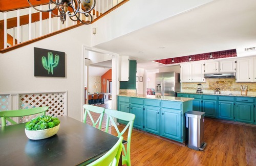 Vance Jackson Maison | Family Fiesta! Pool, Spa, Arcade, Mini Golf, Slide, Bowling + Games