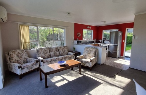 Coromandel Maison | Family/Fishing/Pet Friendly – Close to Town, Wifi/Sky TV, Parking/Fully Fenced.