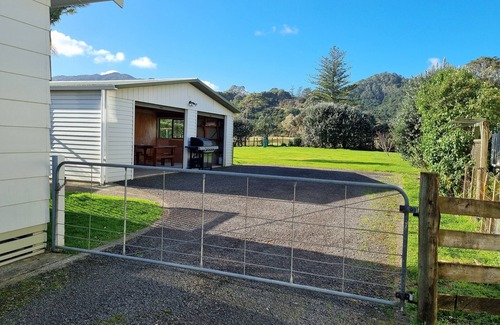 Coromandel Maison | Family/Fishing/Pet Friendly – Close to Town, Wifi/Sky TV, Parking/Fully Fenced.