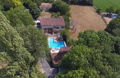Saint-Pierre-de-Juillers Cottage | Gîte au bord de la piscine, idéal pour les familles avec enfants