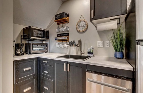 Briargate Maison | Family-Friendly - Cozy Modern - Convenient - USAFA - Air Force Academy
