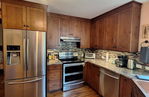 Nelson Maison | Family friendly 2 bdrm/ 3 bed home mins from sandy beaches and downtown Nelson!