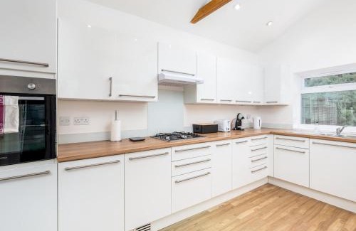 Eastcote Maison | Family Friendly 3 Bed Home In Pinner Pets Welcome - Pass the Keys