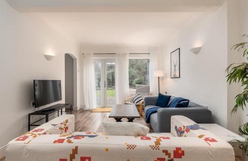 Eastcote Maison | Family Friendly 3 Bed Home In Pinner Pets Welcome - Pass the Keys