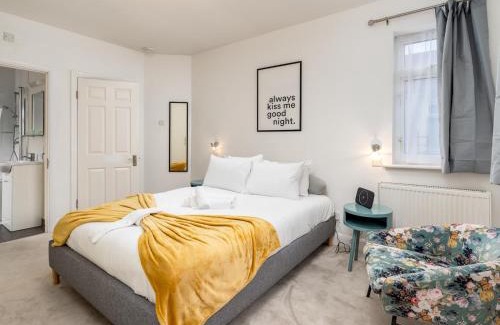 Eastcote Maison | Family Friendly 3 Bed Home In Pinner Pets Welcome - Pass the Keys