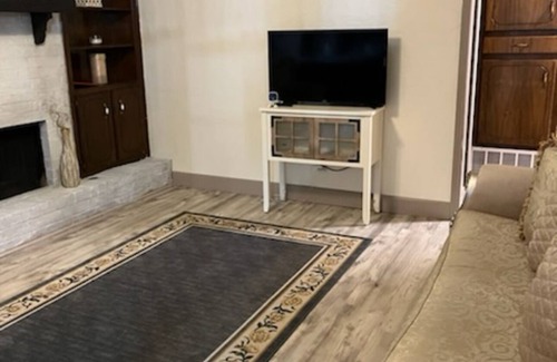 Lawton Maison | Family friendly 3-bedroom house with in ground pool in Lawton