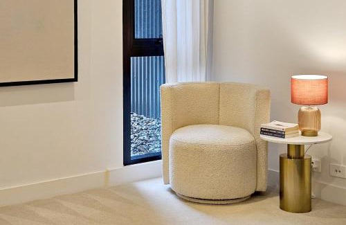 Banksmeadow Maison | Family-Friendly 3 Levels Architect Home Near Airport Beach Sydney City FREE City Parking & Airport Pickup Available