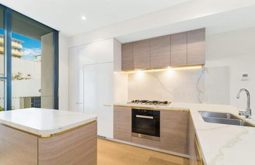 Banksmeadow Maison | Family-Friendly 3 Levels Architect Home Near Airport Beach Sydney City FREE City Parking & Airport Pickup Available