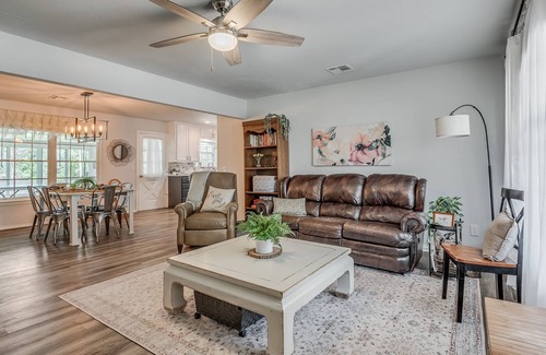 Central Oklahoma City Maison | Family Friendly 3Br+ Ping Ping + BBQ+ games in OKC