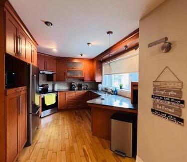 Nouveau-Rosemont Appartement | Family-Friendly 3BR Home with Backyard