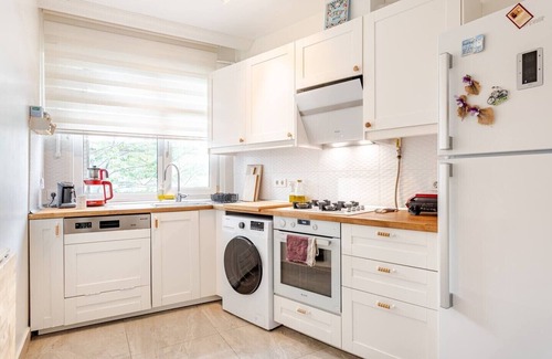 Moda Appartement | Family-Friendly 3BR Oasis in Moda – Balcony, Near Ferry, Metro & Seaside!