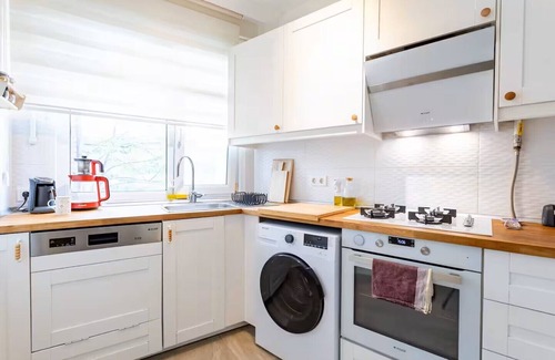 Moda Appartement | Family-Friendly 3BR Oasis in Moda – Balcony, Near Ferry, Metro & Seaside!
