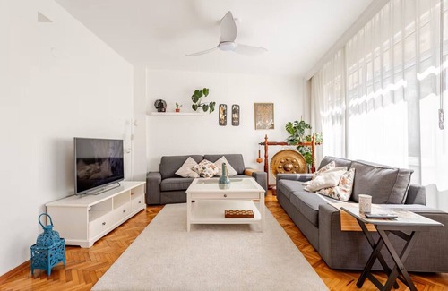 Moda Appartement | Family-Friendly 3BR Oasis in Moda – Balcony, Near Ferry, Metro & Seaside!