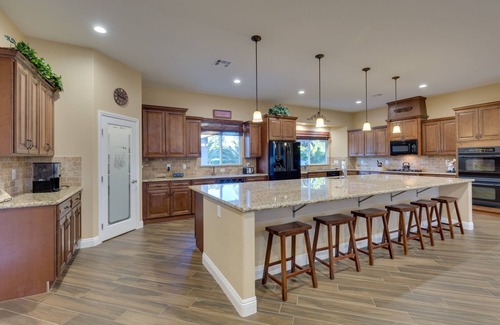 Royal Crest Rancheros Maison | Family Friendly 4000 Sq Ft 5 Bed 5. 5 Bath, With Pool And Spa, 3 Miles To Strip