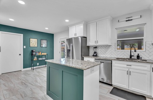 Leon Valley Maison | Family-Friendly 5BR HotTub Private Yard Near AFB & ThemeParks & Medical