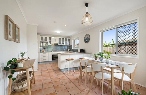 Battery Hill Maison | Family Friendly Beach House: Short stroll to beach