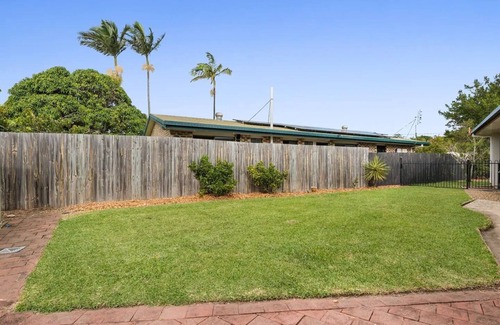 Battery Hill Maison | Family Friendly Beach House: Short stroll to beach