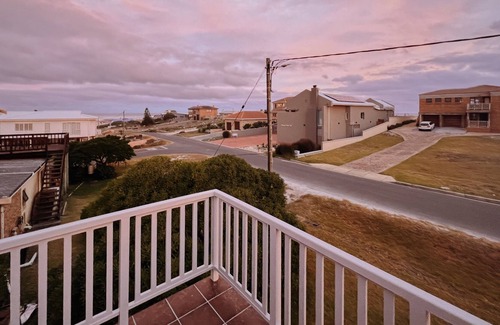 Struisbaai Autre | Family friendly Beach House - 5 mins from Beach!