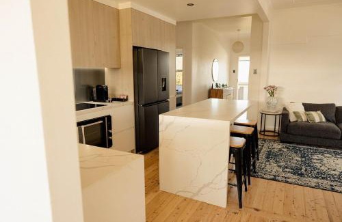 Tighes Hill Maison | Family-Friendly Escape Walk to Cafés & Creek