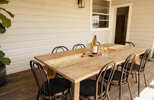 Tighes Hill Maison | Family-Friendly Escape Walk to Cafés & Creek