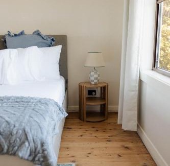 Tighes Hill Maison | Family-Friendly Escape Walk to Cafés & Creek