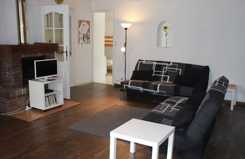 Vayres Cottage | Gîte familial près de Rochechouart, avec piscine chauffée et étang de pêche