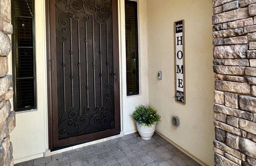 Palm Valley Maison | Family friendly Goodyear Home, huge backyard & all NEW furniture