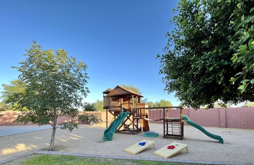 Palm Valley Maison | Family friendly Goodyear Home, huge backyard & all NEW furniture