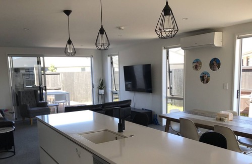 Papamoa Beach Maison | Family friendly home, close to the beach