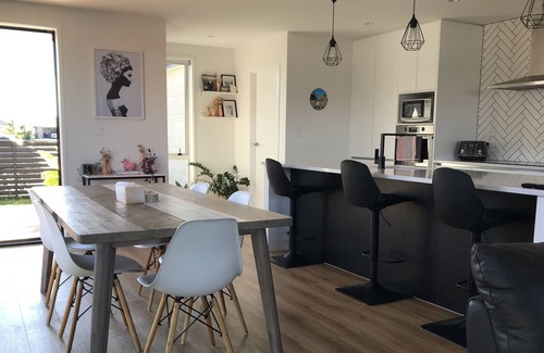 Papamoa Beach Maison | Family friendly home, close to the beach