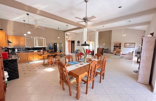 Crucecita Maison | Family-friendly house with pool & close to the beach