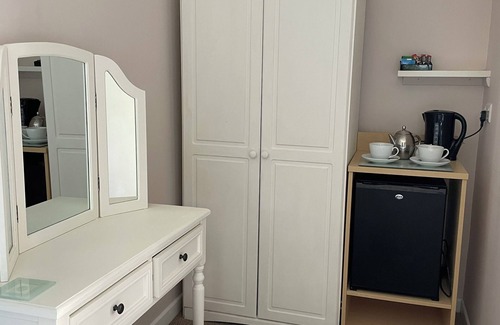 Aylmerton Appartement | Family friendly Muscovy Suite for 4 with kitchenette. Pet friendly. Outdoor pool