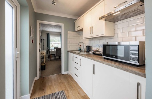Aylmerton Appartement | Family friendly Muscovy Suite for 4 with kitchenette. Pet friendly. Outdoor pool