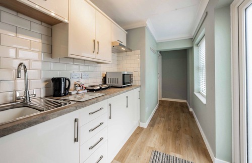 Aylmerton Appartement | Family friendly Muscovy Suite for 4 with kitchenette. Pet friendly. Outdoor pool