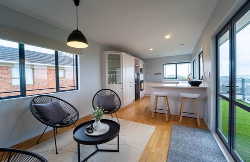 Howick Maison | Family Friendly Oceanview Howick Home - Pets+