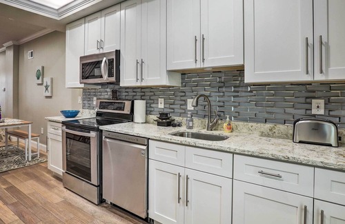 Dickinson Narrows Maison | Family-Friendly Philly Home w/ Yard!