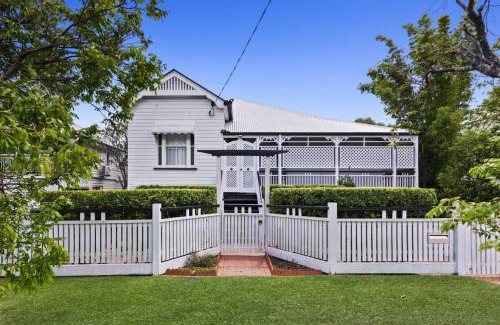 Wooloowin Maison | Family Friendly, Pool, 9km to City by Custom Bnb Hosting