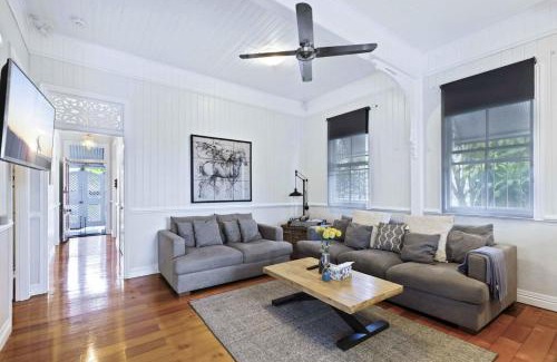 Wooloowin Maison | Family Friendly, Pool, 9km to City by Custom Bnb Hosting