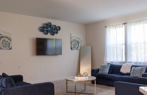 Lakemoor Maison | Family Friendly Rental with Private backyard and quiet area.