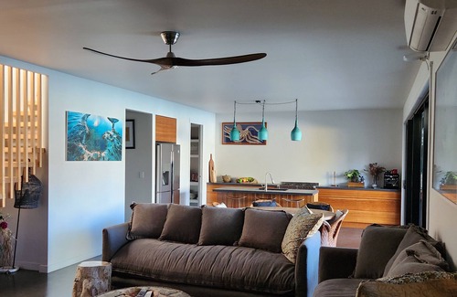 North Creek Maison | Family friendly retreat 5 minutes stroll to the beach!