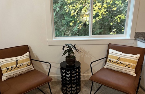 Yacolt Chalet De Ski | Family Friendly Riverfront Retreat close to PDX with Hot Tub
