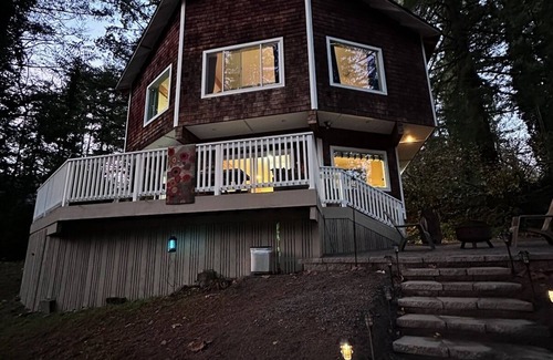 Yacolt Chalet De Ski | Family Friendly Riverfront Retreat close to PDX with Hot Tub