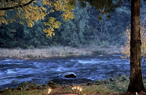 Yacolt Chalet De Ski | Family Friendly Riverfront Retreat close to PDX with Hot Tub