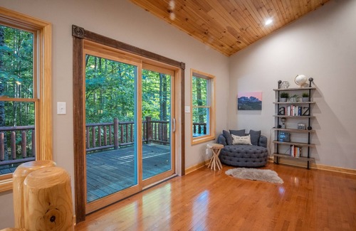 Fayetteville Cabine | Family-friendly spacious cabin in gated community overlooking the NRG Bridge